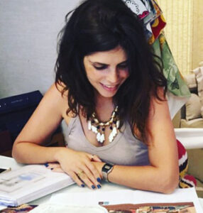 foto da cliente Barbara Makant trabalhando em mesa de escritório