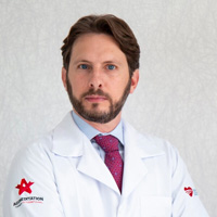 foto do Dr. Silvio Passarini usando jaleco e gravata
