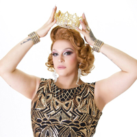 foto da dreg queen Pietra Parker colocando uma coroa dourada