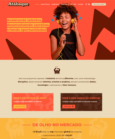 Foto do Site atabaquebiz. banner com uma mulher ouvindo música em um headphone